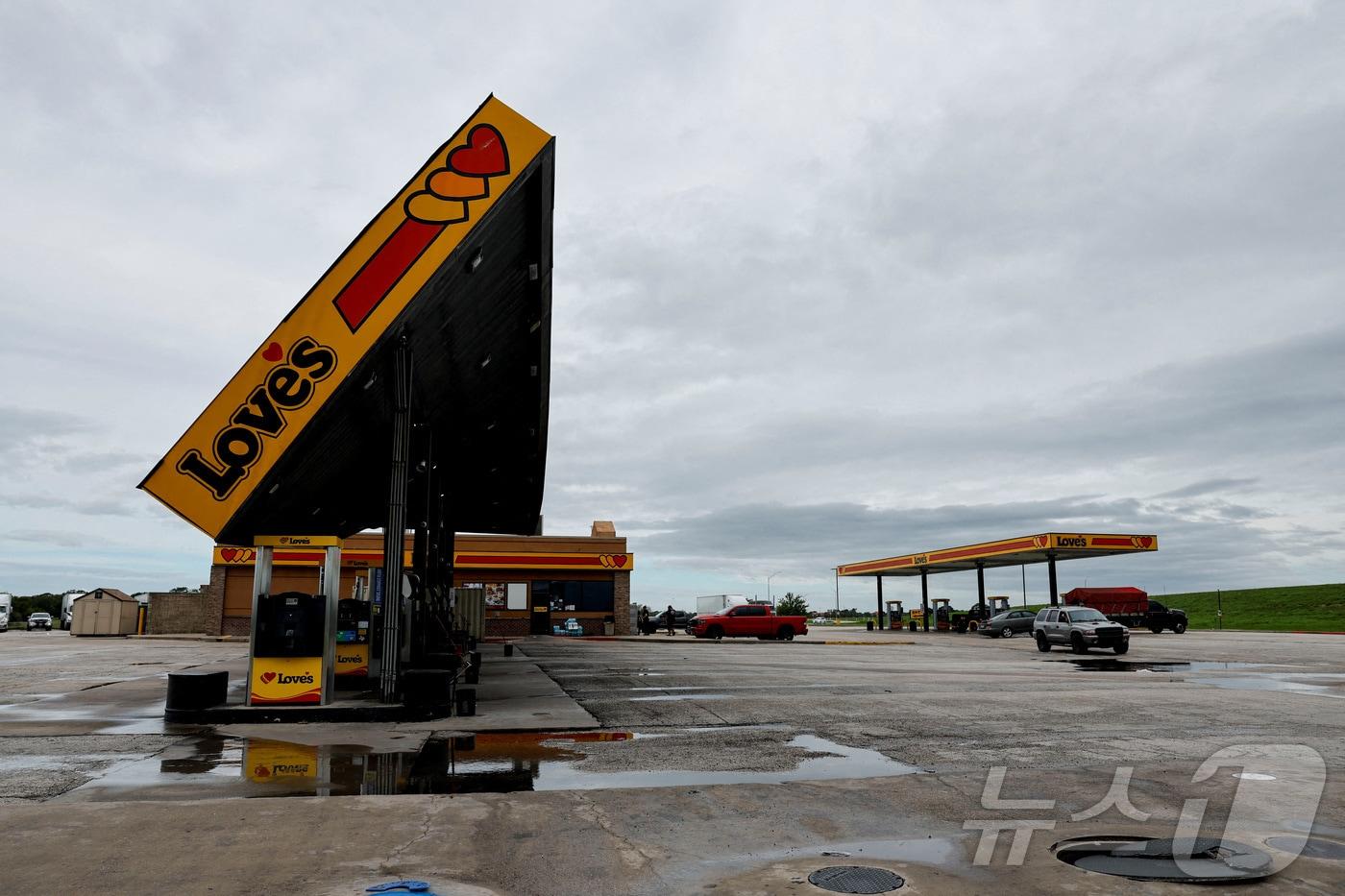 8일(현지시간) 미국 텍사스주 에드나에서 허리케인 베릴에 의해 주유소 지붕이 무너진 모습이다.2024.07.08/ ⓒ 로이터=뉴스1 