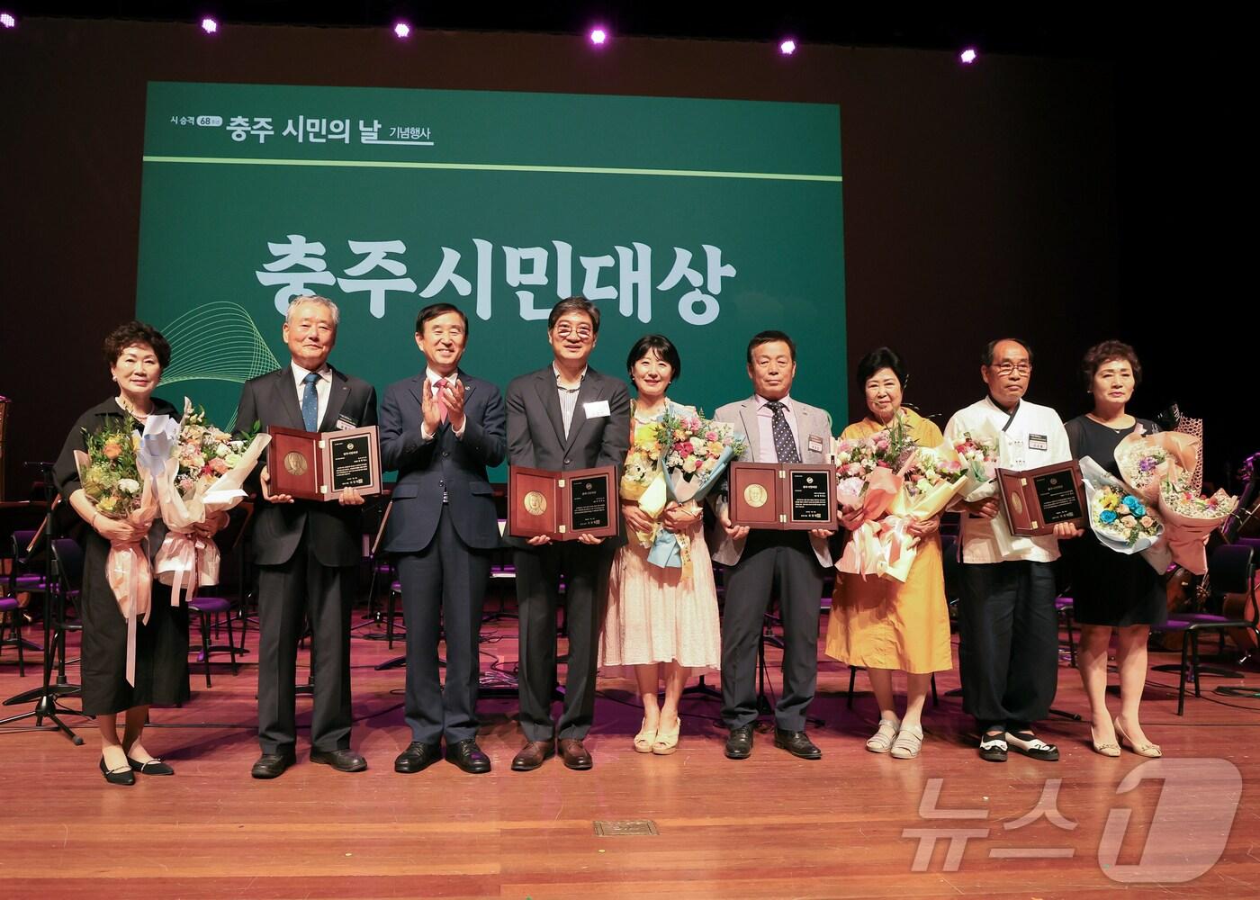 본문 이미지 -  9일 충북 충주시는 시민의 날을 기념해 손창일 전 충주문화원장 등 4명에게 시민대상을 전달했다고 밝혔다. 사진은 시상식.(충주시 제공)2024.7.9/뉴스1