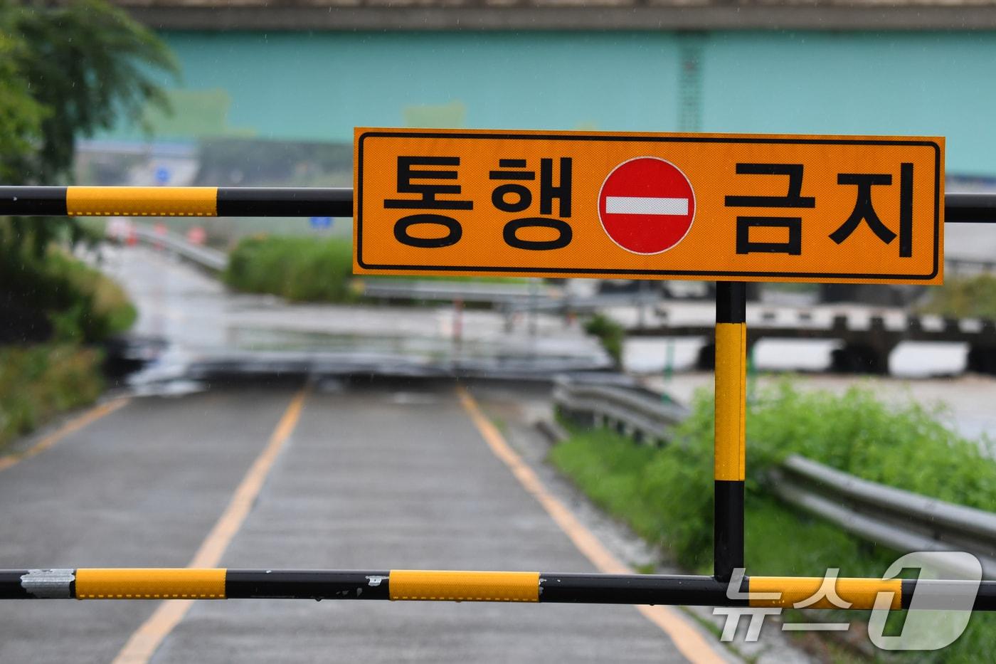 본문 이미지 - 9일 오전 경북 포항시 남구 연일읍 섬안대교 하부도로가 폭우로 통제되고 있다. 2024.7.9/뉴스1 ⓒ News1 최창호 기자