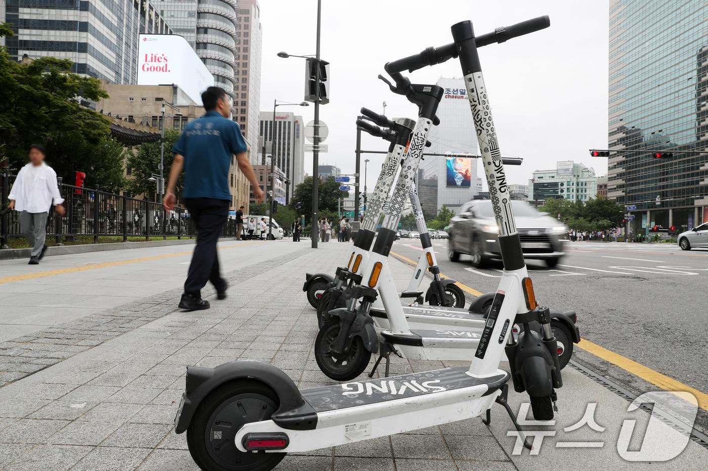 본문 이미지 - 서울 종로구 광화문광장 인근 인도에 전동킥보드들이 주차돼 있다. 2024.7.9/뉴스1 ⓒ News1 이승배 기자