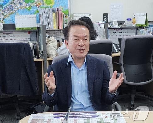 본문 이미지 -  9일 오전 세종시청에서 기자간담회 하는 이강진 민주당 세종갑 지역위원장. ⓒ News1 장동열 기자