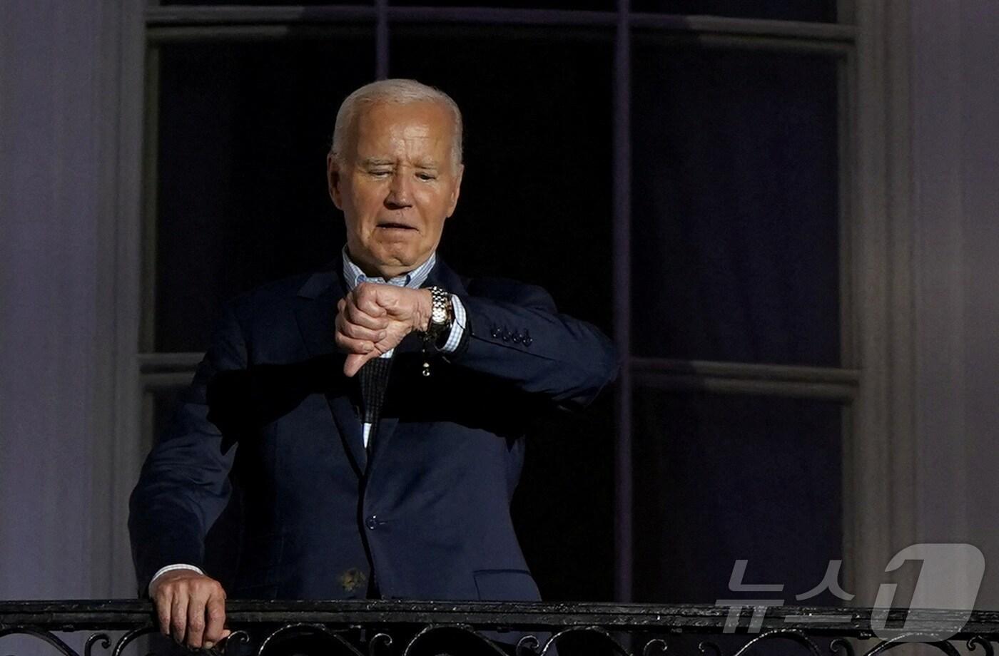 본문 이미지 - 4일(현지시간) 미국 워싱턴DC 백악관 사우스 론 잔디광장에서 열린 독립기념일 행사에서 조 바이든 대통령이 발코니 난간을 쥐고 시계를 보고 있다. 2024.07.04. ⓒ 로이터=뉴스1 ⓒ News1 이강 기자