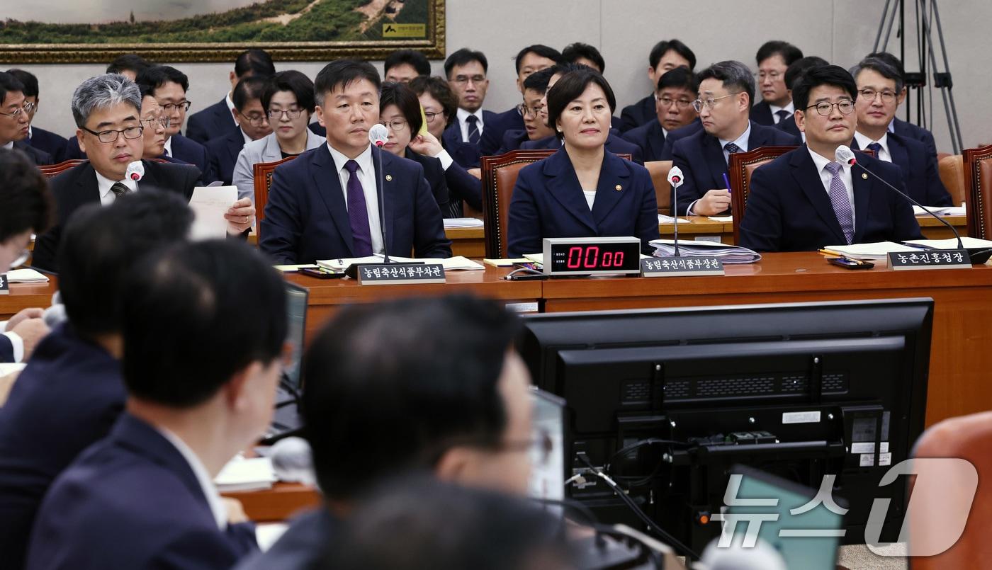 본문 이미지 - 송미령 농림축산식품부 장관 등 관계부처장들이 9일 오전 서울 여의도 국회에서 열린 농림축산식품해양수산위원회 전체회의에 출석해 어기구 위원장의 발언을 듣고 있다. 2024.7.9/뉴스1 ⓒ News1 구윤성 기자