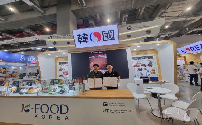 본문 이미지 - 2024 대만 국제식품 박람회 참가기업이 계약을 체결하고 기념촬영을 하고 있다.(홍성군 제공) /뉴스1
