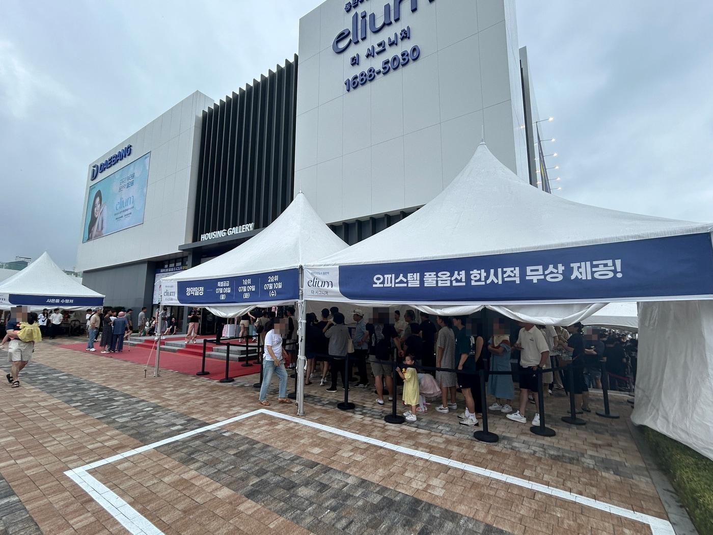 본문 이미지 -  ‘동탄2신도시 동탄역 대방 엘리움 더 시그니처’ 견본주택 앞에 방문객들이 줄 서 있다. /대방산업개발 제공