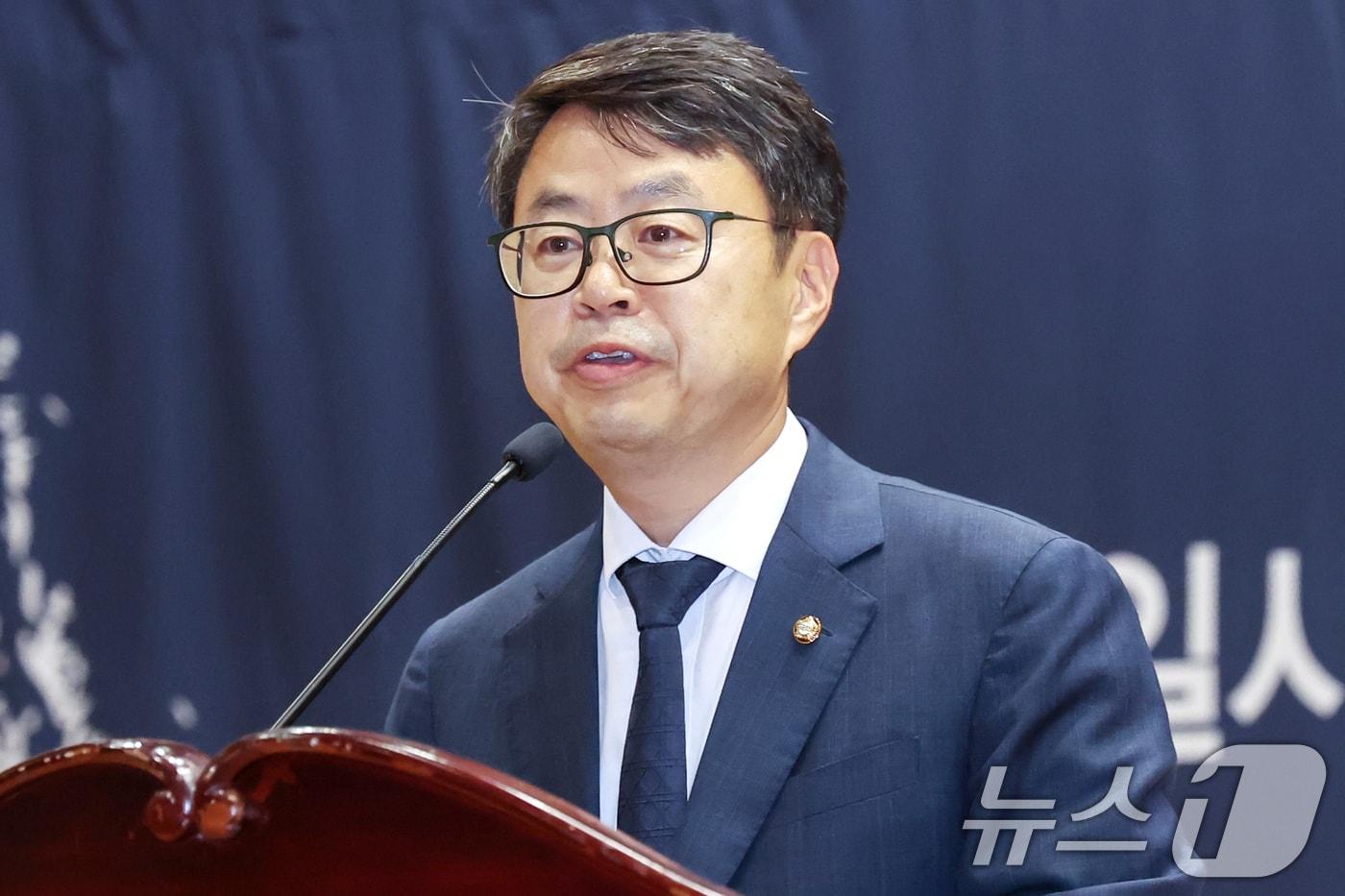 본문 이미지 - 박홍배 더불어민주당 의원이 9일 오후 서울 영등포구 여의도 의원회관에서 열린 '전국 공공부문 노동조합 대표자대회'에서 축사를 하고 있다. 2024.7.9/뉴스1 ⓒ News1 민경석 기자