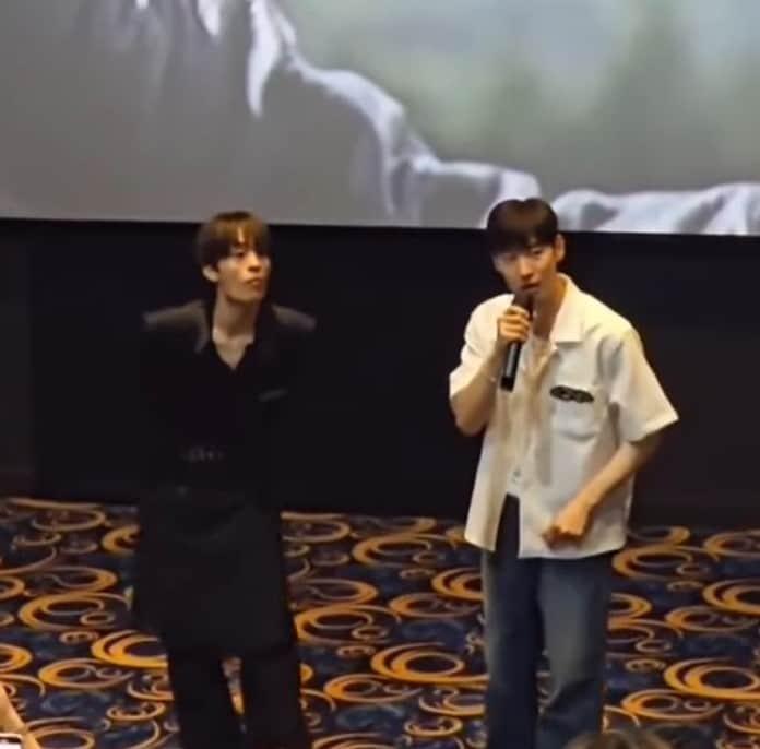 본문 이미지 - 지난 6일 수도권의 한 영화관에서 영화 '탈주'의 무대인사에 오른 배우 구교환(왼쪽)과 이제훈이 "영화 재미없었다"며 "환불해달라"는 팬의 목소리에 귀 기울이고 있다. (유튜브 갈무리)