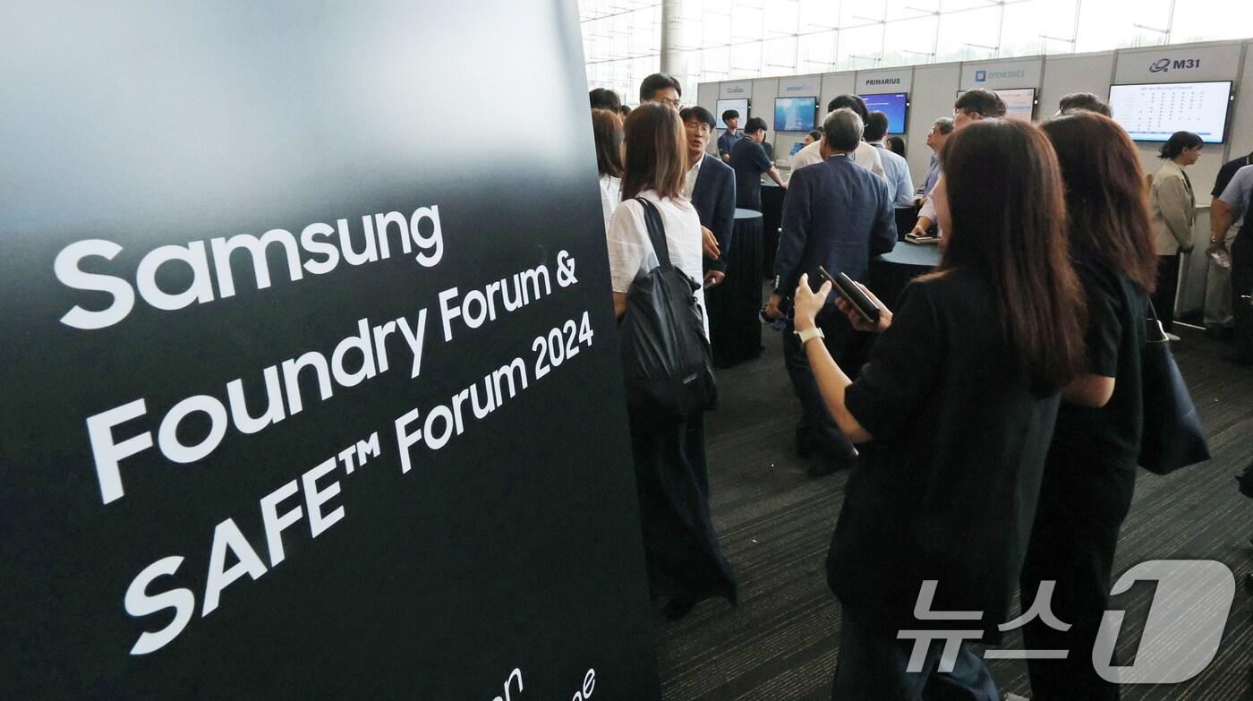 9일 서울 강남구 코엑스에서 열린 &#39;삼성전자 파운드리 포럼&#39;과 &#39;세이프&#40;SAFE&#41; 포럼 2024&#39; 행사를 찾은 기업 관계자들이 행사장 앞에 마련된 전시 부스를 살펴보고 있다. 삼성전자는 이날 포럼을 통해 국내 시스템반도체 생태계 강화 성과와 향후 지원 계획을 공개했다. 2024.7.9/뉴스1 ⓒ News1 장수영 기자