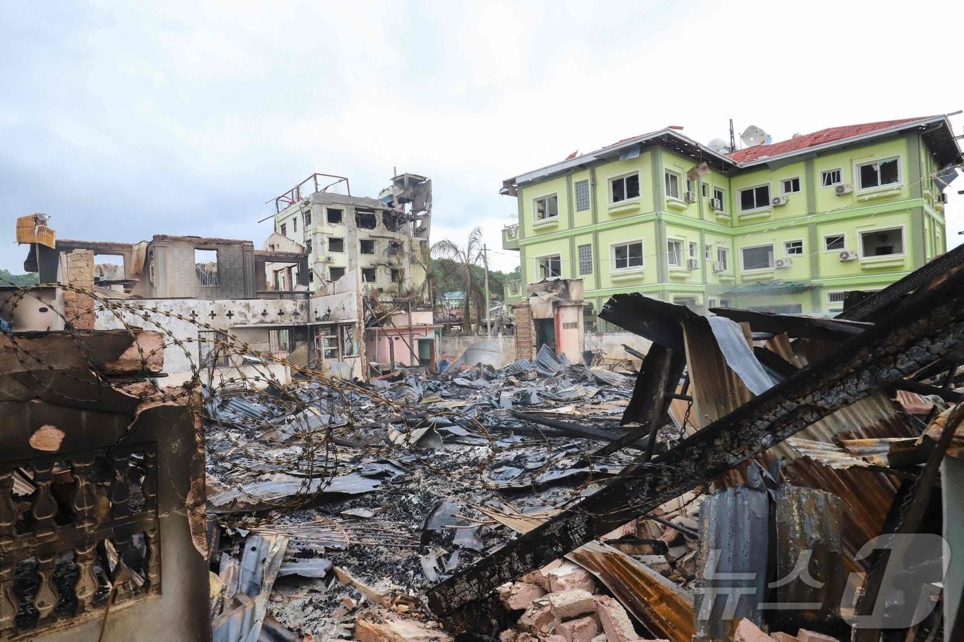 1일&#40;현지시간&#41; 미얀마 북부 샨 주의 캬우크메에서 미얀마 군부와 타앙 민족해방군&#40;TNLA&#41; 소수민족 무장단체 간의 전투 후 파괴된 가옥이다. 캬우크메 주민들은 중국 중재로 진행된 미얀마 군부와 소수민족 연합 간의 휴전협정이 파기된 후 벌어진 후 발발한 전투에서 사망자 수를 세고 잔해를 뒤지고 있다.2024.07.01/ ⓒ AFP=뉴스1 ⓒ News1 이강 기자