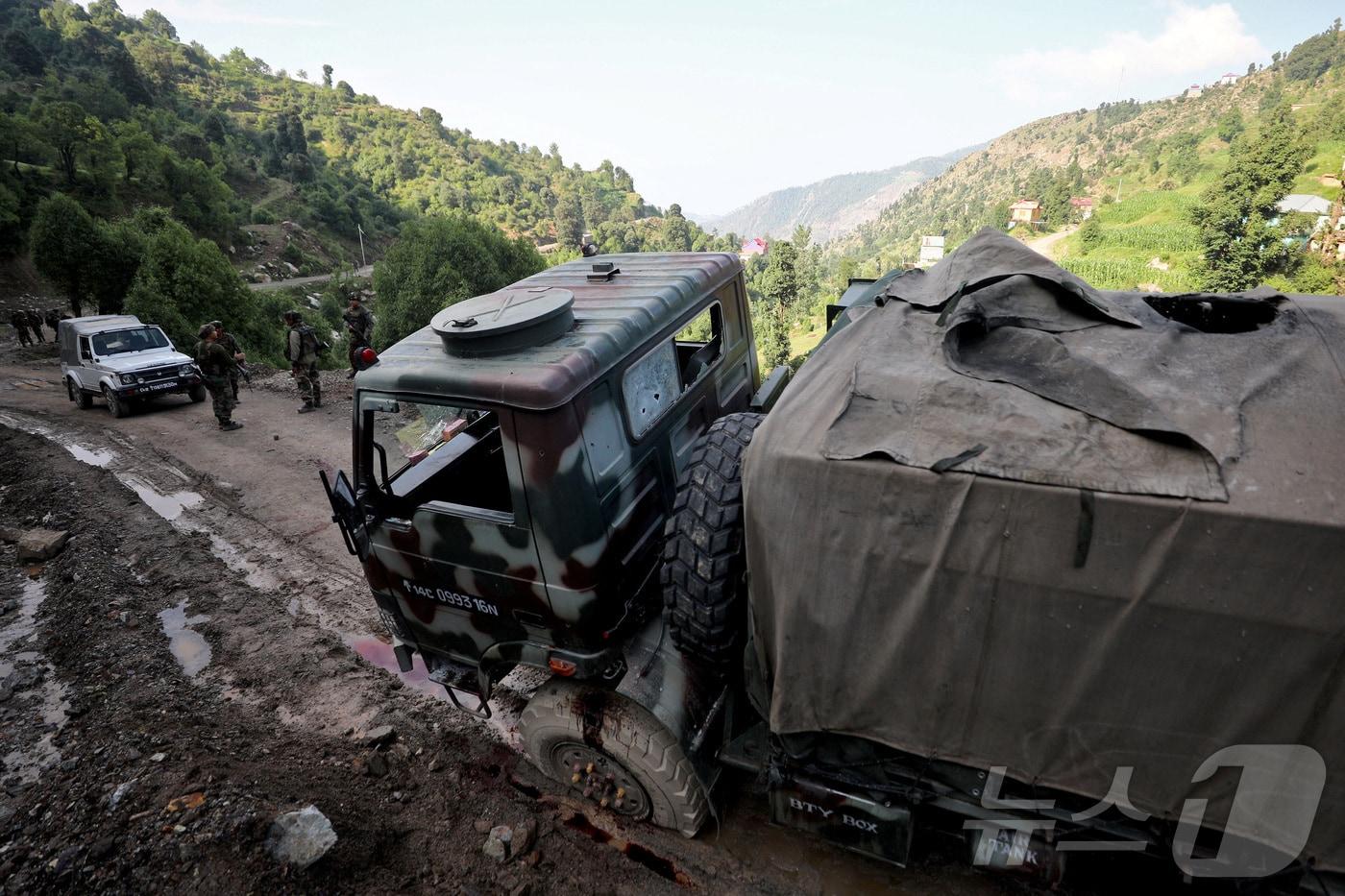 본문 이미지 - 카슈미르의 카투아 지역에서 인도군 호송차량이 이동하는 모습.  ⓒ 로이터=뉴스1 ⓒ News1 이강 기자