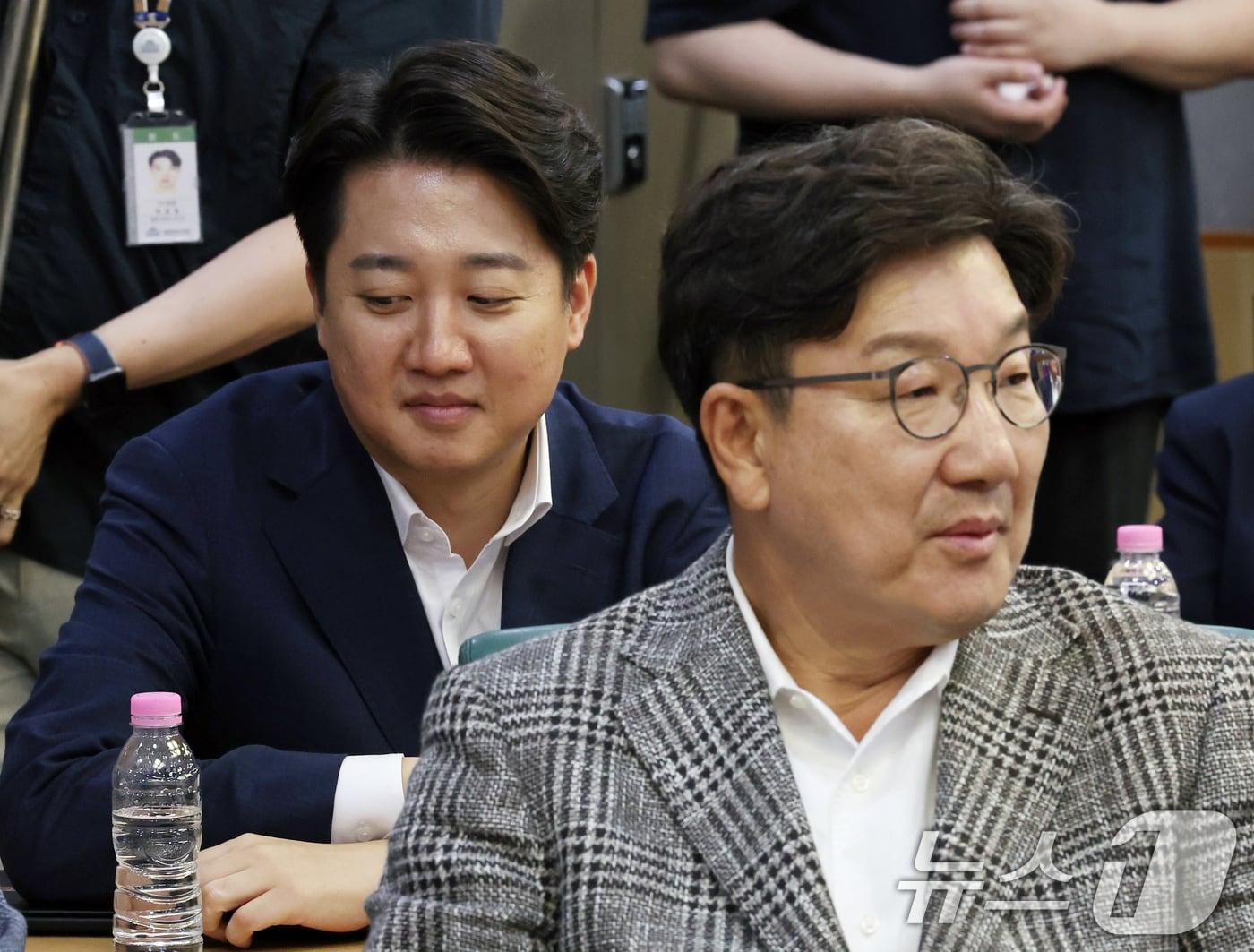 본문 이미지 - 이준석 개혁신당 대통령 후보(왼쪽)와 권성동 국민의힘 원내대표. 2024.7.9/뉴스1 ⓒ News1 구윤성 기자