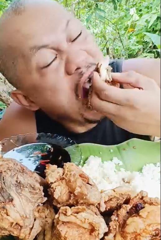 본문 이미지 - 필리핀의 유명 먹방 유튜버 &#39;동즈 아파탄&#39;이 치킨과 쌀밥을 조리해 먹는 &#39;먹방&#39; 콘텐츠 촬영 다음날 숨지면서 필리핀 보건당국이 먹방 콘텐츠를 금지하는 방안을 검토 중이다. &#40;아파탄 페이스북 갈무리&#41;