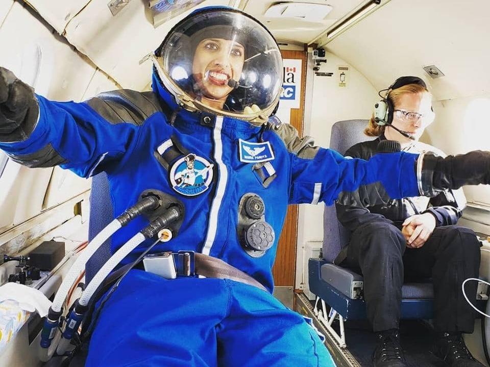 본문 이미지 - Shawna Pandya 박사가 국제 우주 항공 과학 연구소의 무중력 연구 캠페인에서 우주복의 성능을 테스트하는 모습이다. 2024.07.08/&lt;출처:국제 우주 항공 과학 연구소&gt;