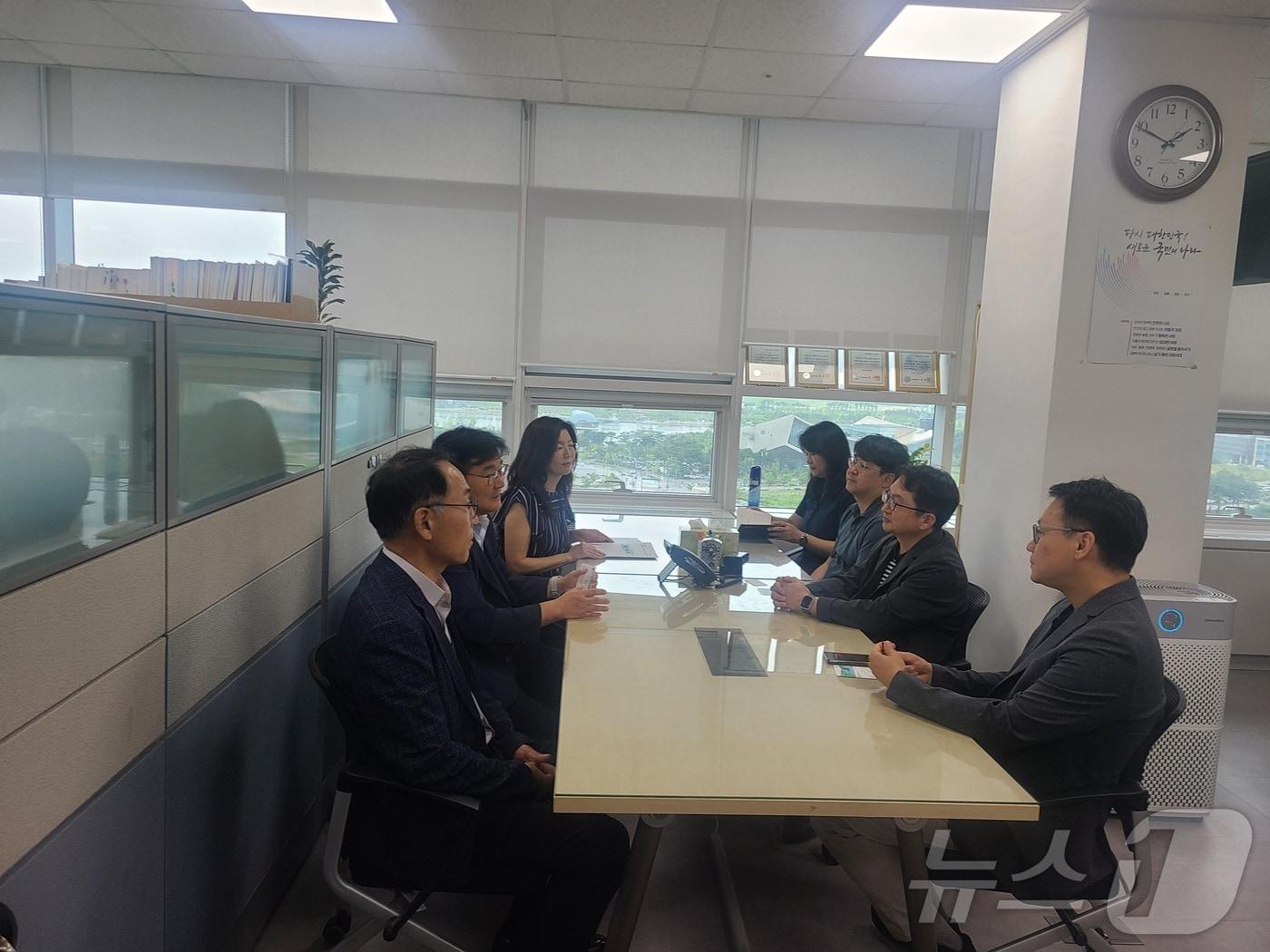 본문 이미지 - 최명서 강원 영월군수(왼쪽 가운데)를 비롯한 군 관계자들이 9일 행정안전부를 찾아 영월지역 현안에 필요한 국비 등에 대해 논의하고 있다. (영월군 제공) 2024.7.9/뉴스1
