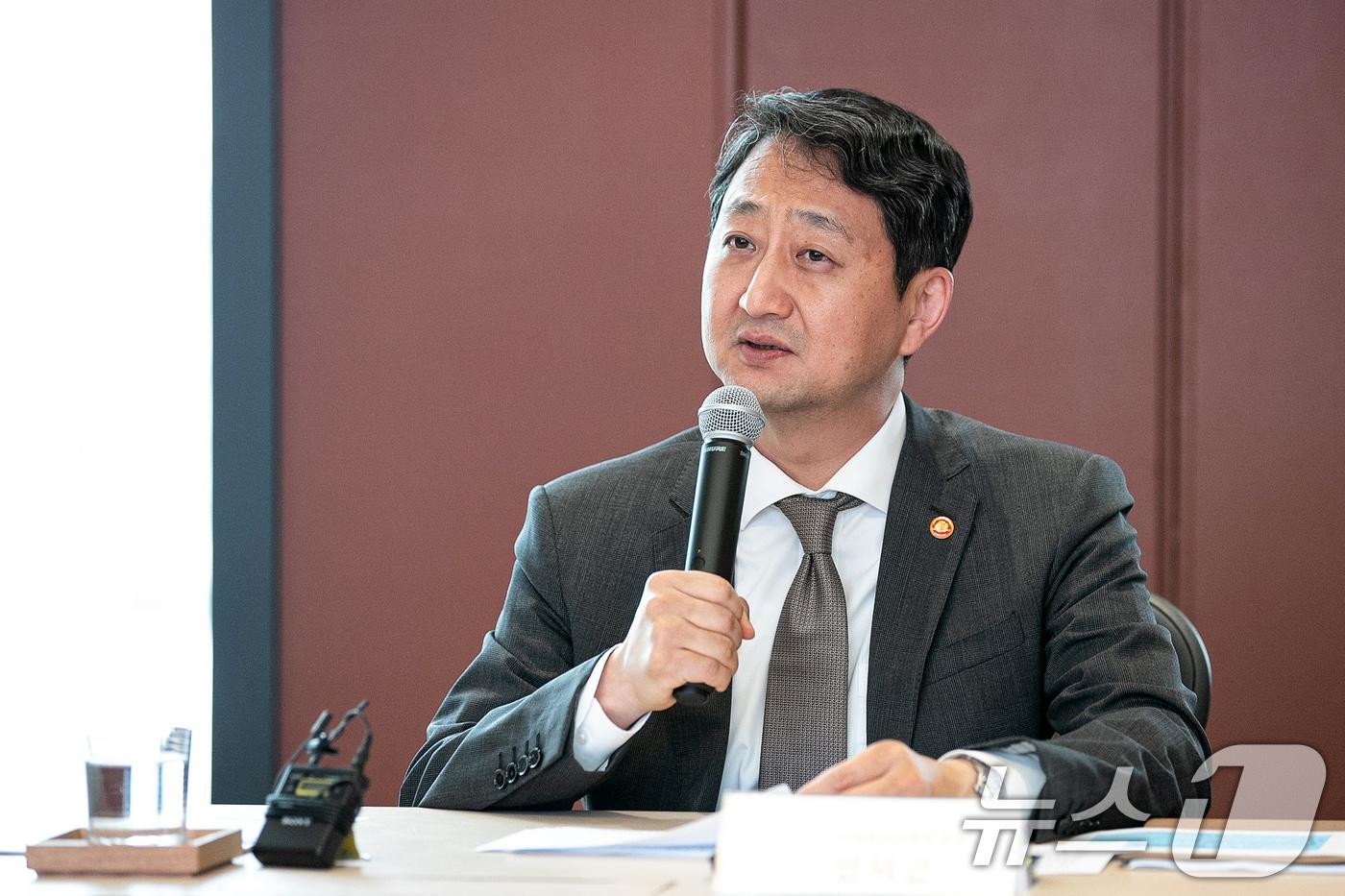 본문 이미지 - 안덕근 산업통상자원부 장관이 지난 9일 서울 강서구 LG사이언스파크에서 열린 AI 디자인 현장 간담회에서 모두발언하고 있다. ⓒ News1 이승배 기자