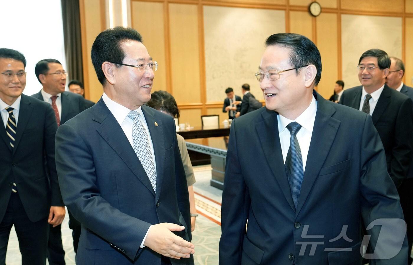 본문 이미지 - 중국을 방문 중인 김영록 전라남도지사가 9일(현지시간) 중국 저장성 서호국빈관에서 이롄훙 중국 저장성 당서기와 이야기를 나누고 있다.(전남도 제공) 2024.7.9/뉴스1 ⓒ News1