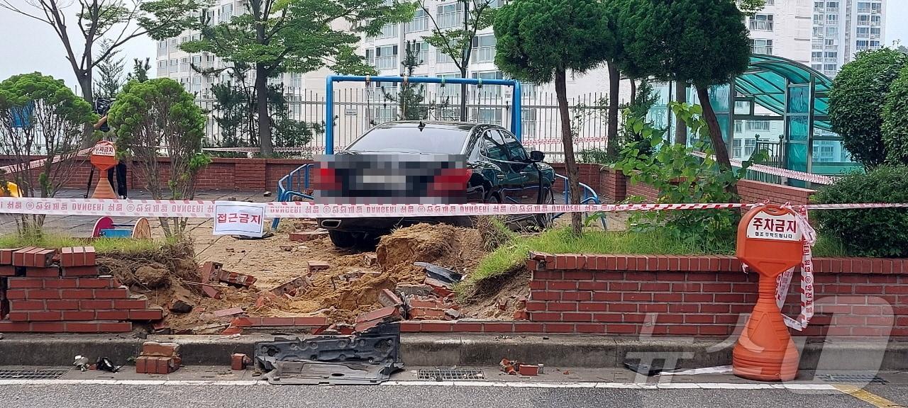 본문 이미지 - 9일 오전 9시13분쯤 발생한 부산 사상구 엄궁동의 한 아파트 담벼락 충돌 사고 현장.2024.7.9.(부산사상경찰서 제공)
