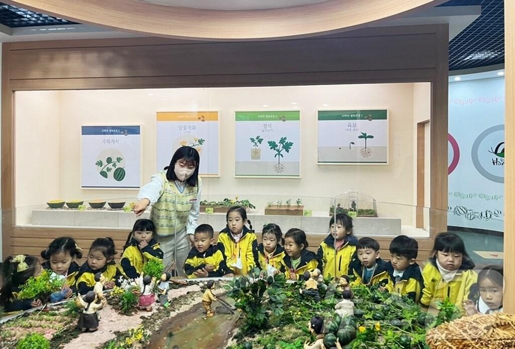 본문 이미지 - 함안수박전시관 체험 프로그램(함안군 제공).