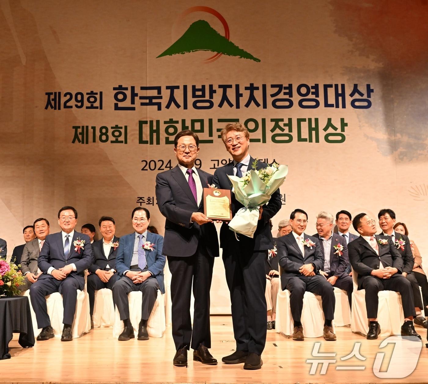 본문 이미지 - 광주 서구가 9일 제29회 한국지방자치경영대상 시상식에서 복지보건대상과 인재육성대상을 수상해 김이강 구청장과 관계자들이 기념촬영하고 있다.(광주 서구 제공)2024.7.9/뉴스1