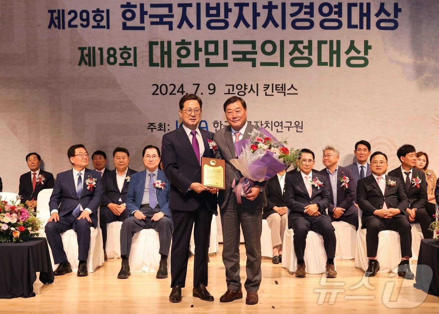 본문 이미지 - 김윤철 합천군수(왼쪽)가 9일 고양시 일산 킨텍스에서 한국지방자치경영대상 '산업경제(농촌) 부문 대상’을 수상하고 있다(합천군 제공). 2024.7.9