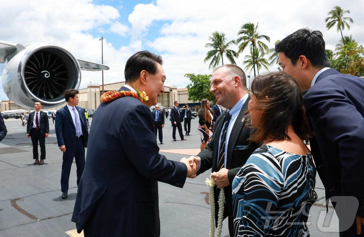 본문 이미지 - 윤석열 대통령이 8일(현지시간) 북대서양조약기구(NATO·나토) 정상회의 참석에 앞서 미국 하와이 히캄 공군기지에 도착, 환영 나온 조시 그린 하와이 주지사 내외 등과 인사하고 있다. (대통령실 제공) 2024.7.9/뉴스1 ⓒ News1 송원영 기자