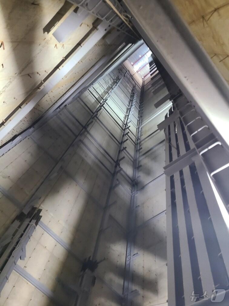 본문 이미지 - 부산 사하구 신축 오피스텔 공사장 사고 현장.(부산경찰청 제공)