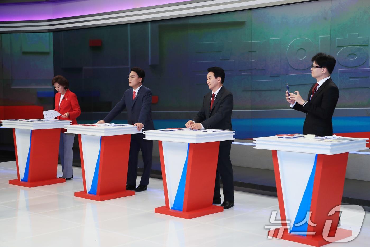 9일 오후 서울 중구 TV조선에서 국민의힘 전당대회에 출마한 나경원(왼쪽부터), 윤상현, 원희룡, 한동훈 당대표 후보가 TV조선을 통해 열리는 첫 TV토론에 참석해 토론 준비를 하고 있다. 2024.7.9/뉴스1 ⓒ News1 국회사진취재단