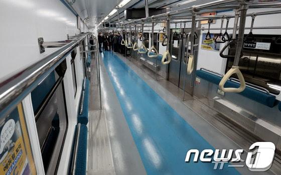 본문 이미지 - 서울 지하철 4호선에 '의자 없는 열차칸'이 도입된 모습. ⓒ 뉴스1 장수영 기자