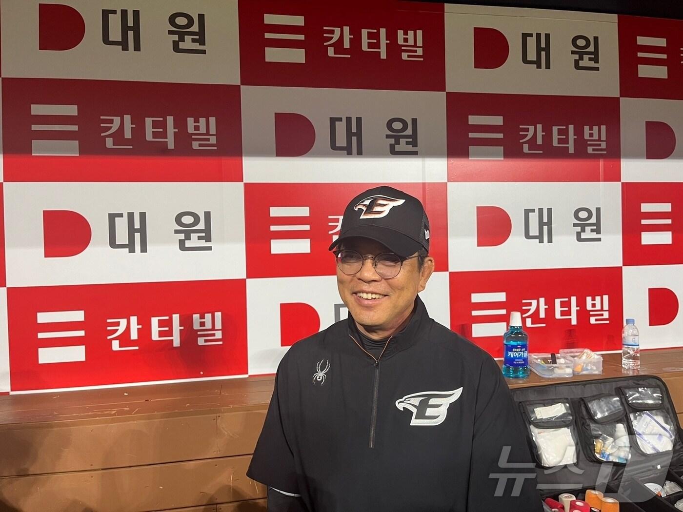 본문 이미지 - 양상문 한화 이글스 신임 투수 코치가 9일 키움 히어로즈와의 경기에 앞서 인터뷰를 하고 있다.ⓒ 뉴스1