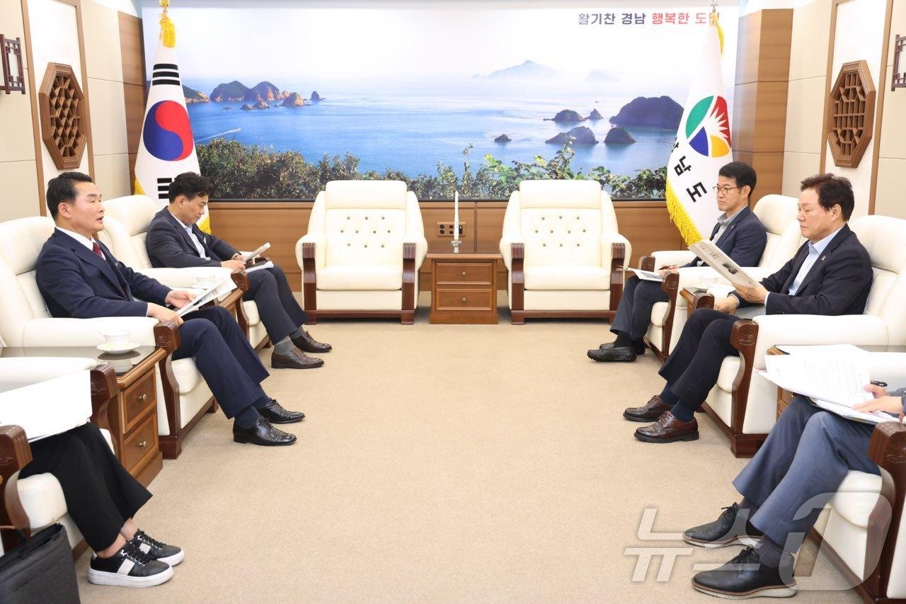 본문 이미지 - 9일 박완수 경남도지사와 박종우 거제시장이 거제 교통 및 문화 지원에 관한 면담을 하고 있다.(거제시 제공)