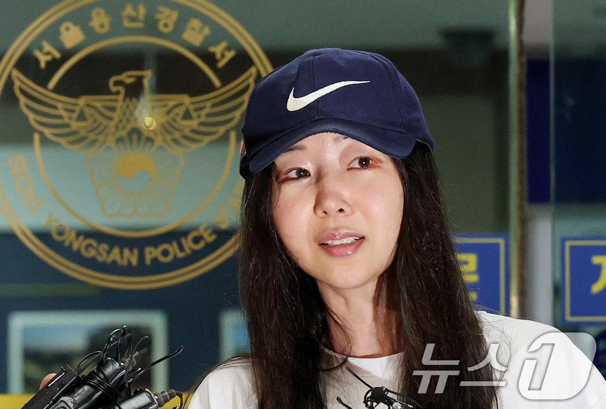 본문 이미지 - 배임 혐의로 경찰조사를 마친 민희진 어도어 대표가 9일 오후 서울 용산경찰서에서 취재진의 질문에 답변하고 있다.ⓒ News1 장수영 기자