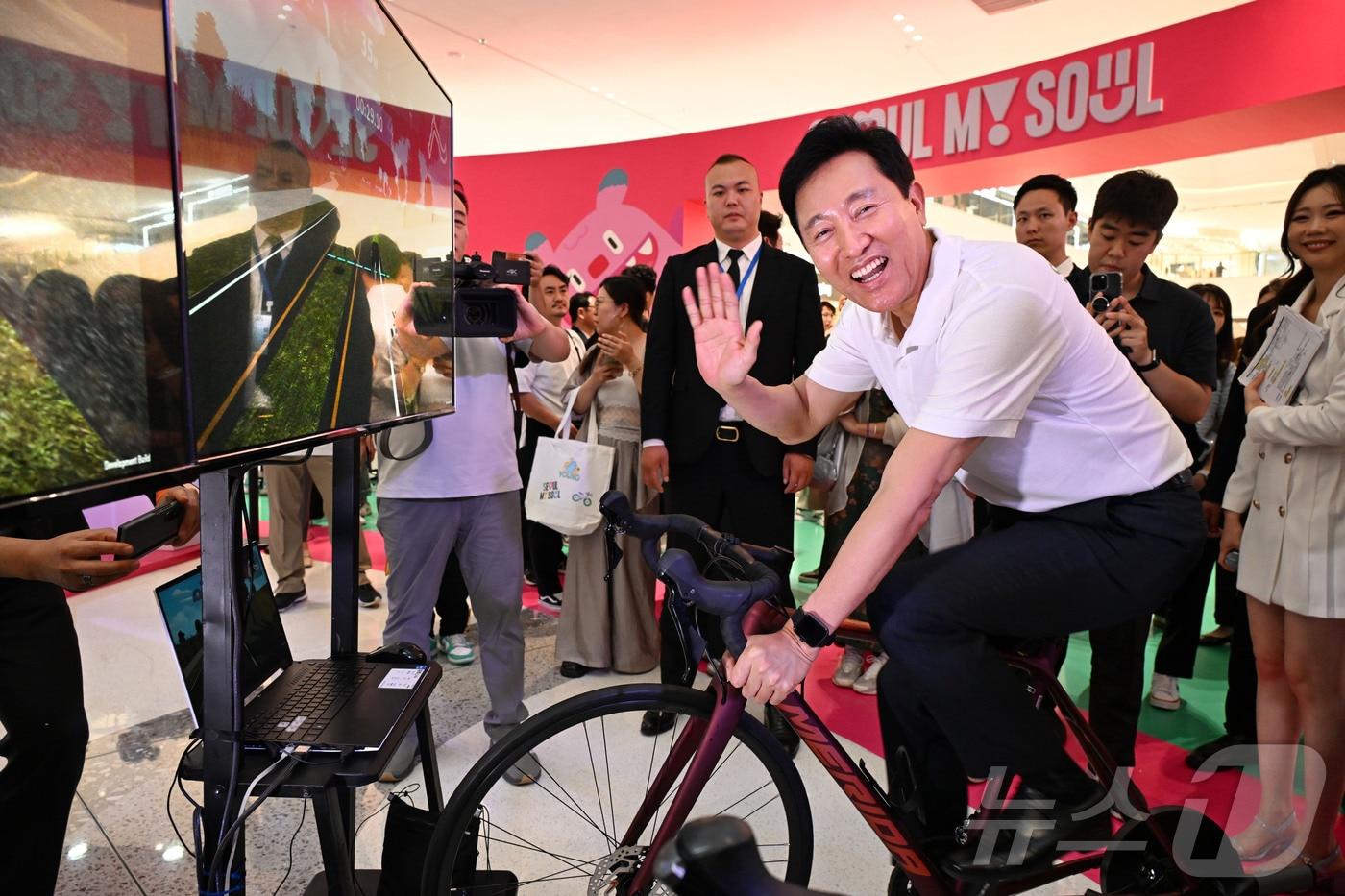 본문 이미지 -  중국 베이징 우커송 완다 백화점에서 열린 '서울 지락 인 베이징' 행사에 참석한 오세훈 서울시장(서울시 제공)