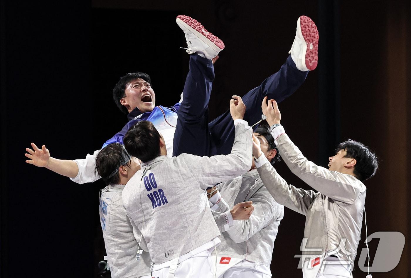 대한민국 펜싱 대표팀 구본길, 오상욱, 박상원, 도경동이 1일(한국시간) 프랑스 파리 그랑 팔레에서 열린 2024 파리올림픽 펜싱 남자 사브르 단체 금메달 결정전 헝가리와의 경기에서 금메달을 확정지은 후 기뻐하고 있다. 2024.8.1/뉴스1 ⓒ News1 이동해 기자