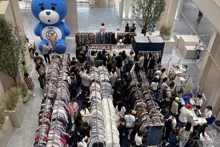 본문 이미지 - 롯데백화점 광복점은 아쿠아몰 지하 1층 분수대 광장에 마련된 120평 규모의 비바무역 팝업스토어 현장(롯데쇼핑 제공)