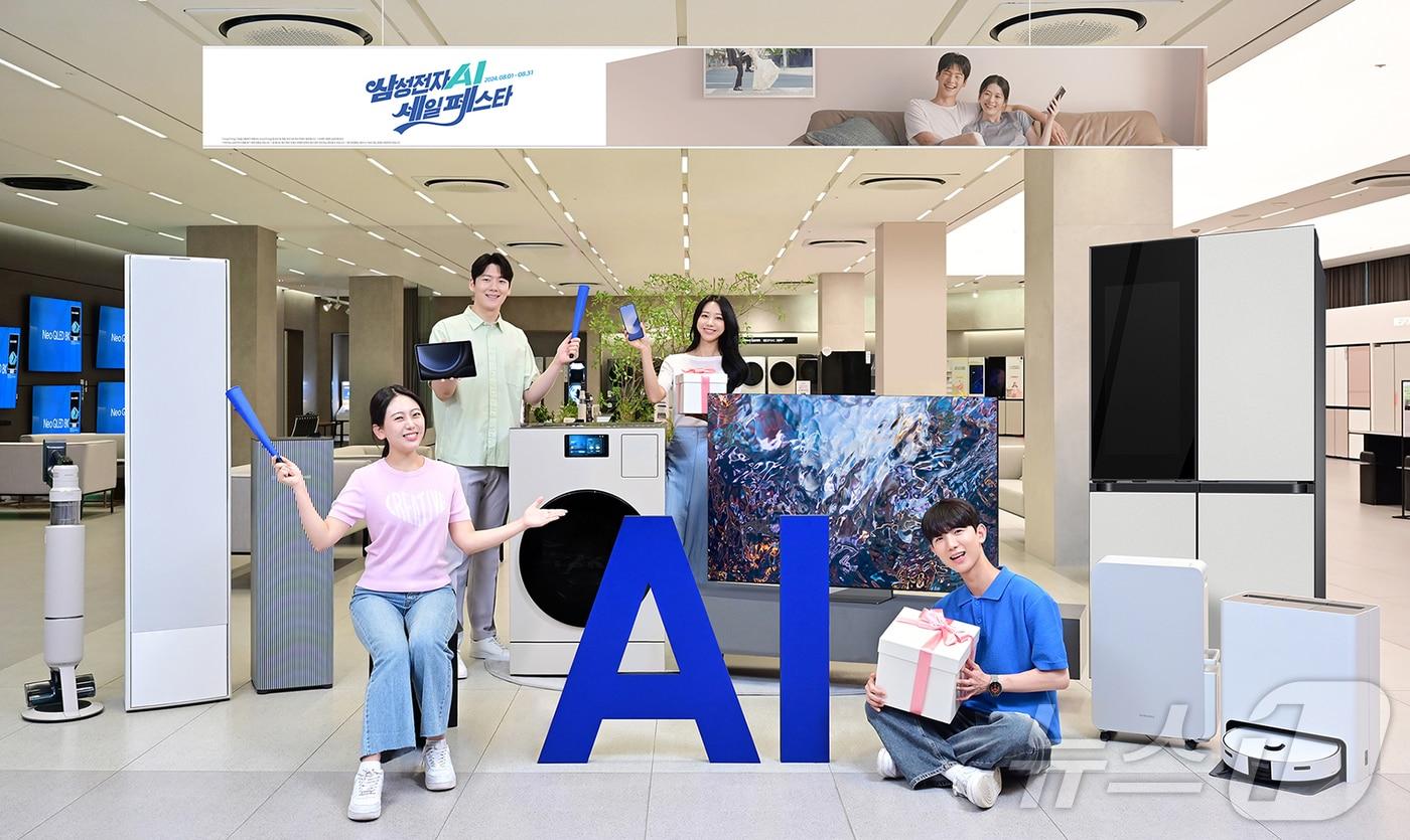 삼성전자 모델이 삼성스토어 대치점에서 '삼성전자 AI 세일 페스타'를 소개하고 있다.(삼성전자 제공) ⓒ News1 한재준 기자