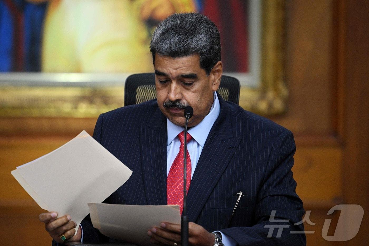 본문 이미지 - 니콜라스 마두로 베네수엘라 대통령이 31일(현지시간) 베네수엘라 카라카스에 있는 미라플로레스 대통령 궁에서 열린 외신과의 언론 콘퍼런스 중 원고를 읽고 있다. 이날 마두로 대통령에게 대선 승리를 입증할 투표 결과를 공개하라는 국제 사회의 압박이 있었다. 2024.07.31. ⓒ AFP=뉴스1 ⓒ News1 김종훈 기자