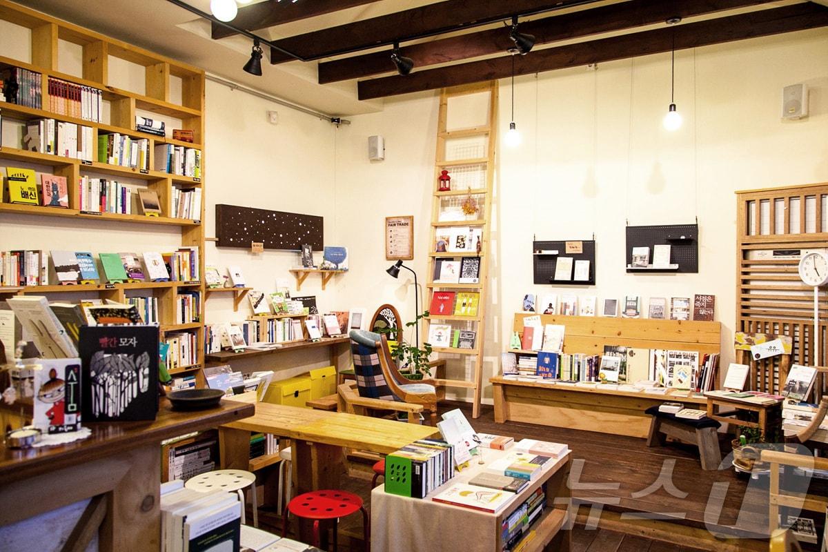 본문 이미지 - 광주 광산구의 지역서점 '동네 책방 숨' 전경 자료 사진./뉴스1 ⓒ News1 박준배 기자