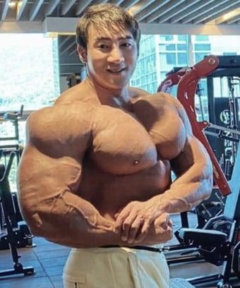 본문 이미지 - '징맨'으로 알려진 보디빌더 황철순 씨의 페이스북 갈무리.