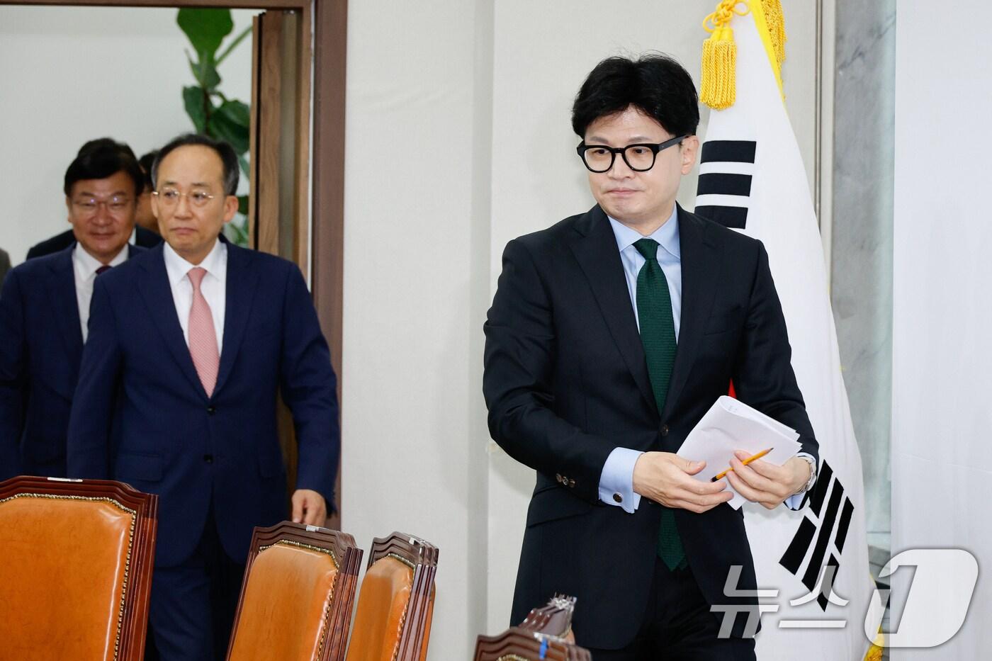 본문 이미지 - 한동훈 국민의힘 대표(오른쪽부터)와 추경호 원내대표, 정점식 정책위의장이 1일 오전 서울 여의도 국회에서 열린 최고위원회의에 입장하고 있다. 2024.8.1/뉴스1 ⓒ News1 안은나 기자