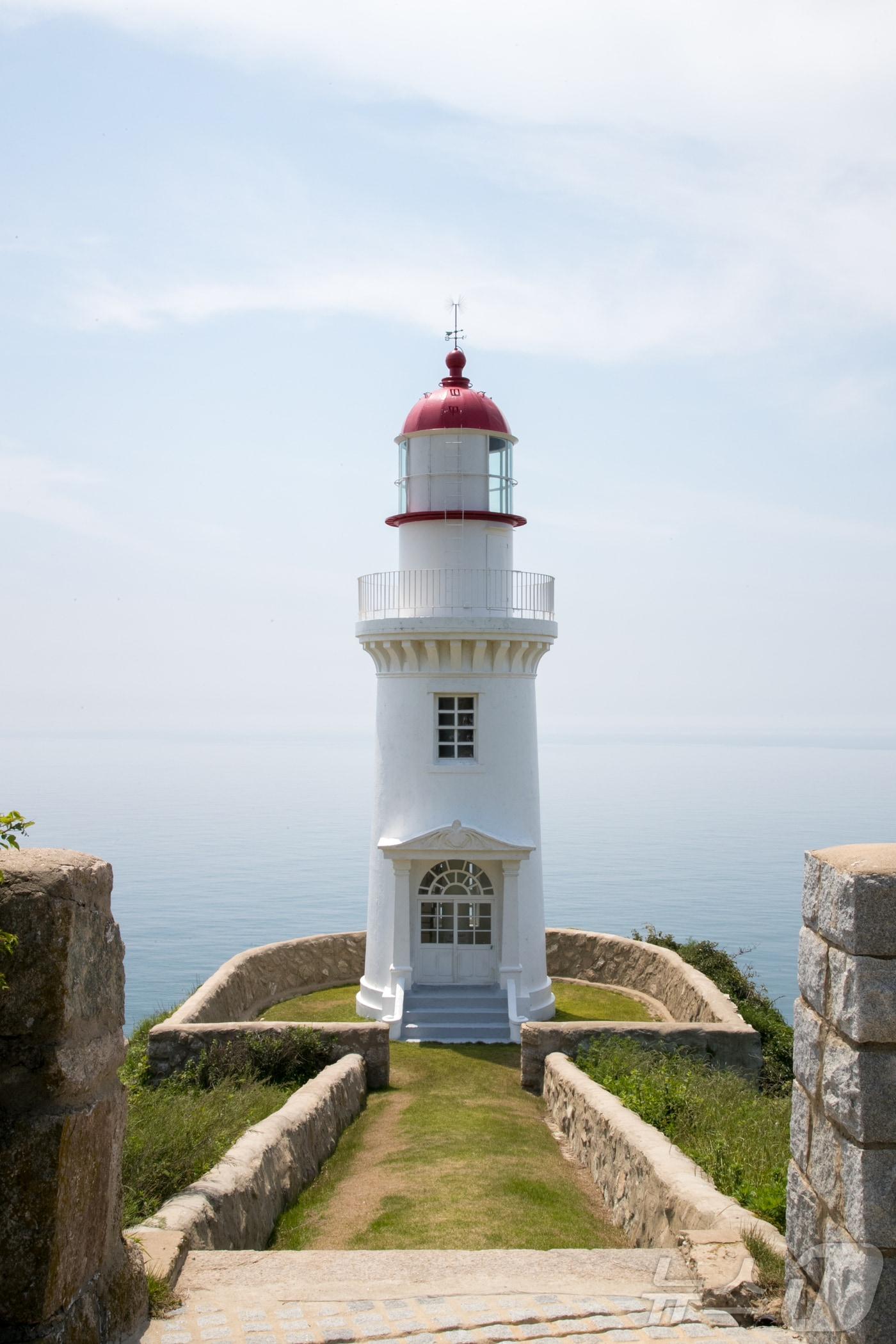 본문 이미지 - 국가등록문화제 제378호 지정된 군산시 옥도면 어청도 등대./뉴스1 DB