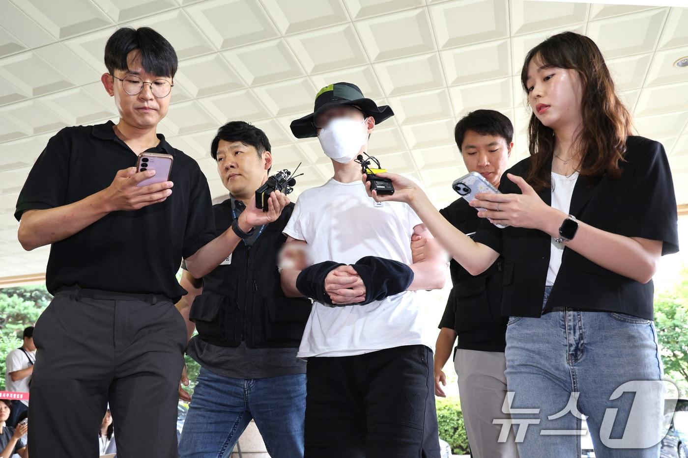 아파트 이웃 주민에게 일본도를 휘둘러 숨지게 한 혐의를 받는 30대 남성 A씨가 1일 오전 서울 마포구 서울서부지방법원에서 열린 구속 전 피의자 심문(영장실질심사)에 출석하고 있다. A 씨는 지난 29일 오후 11시27분쯤 은평구 아파트 단지 앞 정문에서 길이 120㎝ 일본도를 휘둘러 같은 아파트 주민 40대 남성 B 씨를 살해한 혐의를 받는다. 2024.8.1/뉴스1 ⓒ News1 신웅수 기자