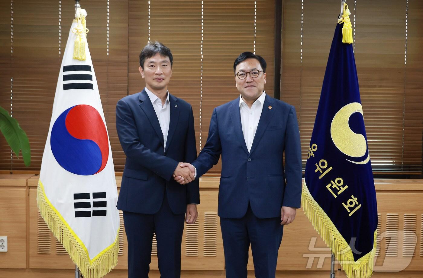 본문 이미지 - 김병환 금융위원회 위원장과 이복현 금융감독원장이 1일 오전 서울 정부서울청사 금융위원장 집무실에서 첫 회동을 가졌다 (금융위원회 제공)