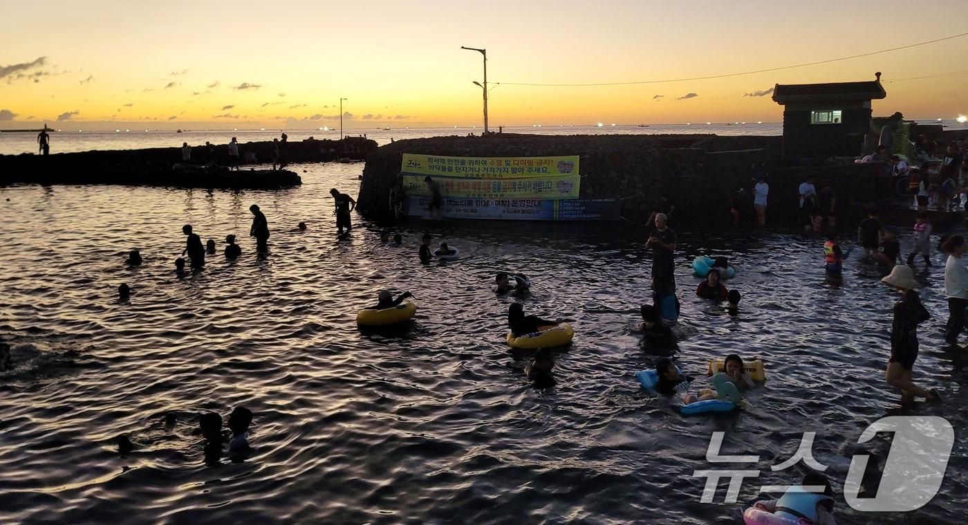 제주시 삼양동 용천수 노천탕인 샛도리물에서 도민들이 더위를 쫓고 있다. 2024.7.31/뉴스1 ⓒ News1 오현지 기자