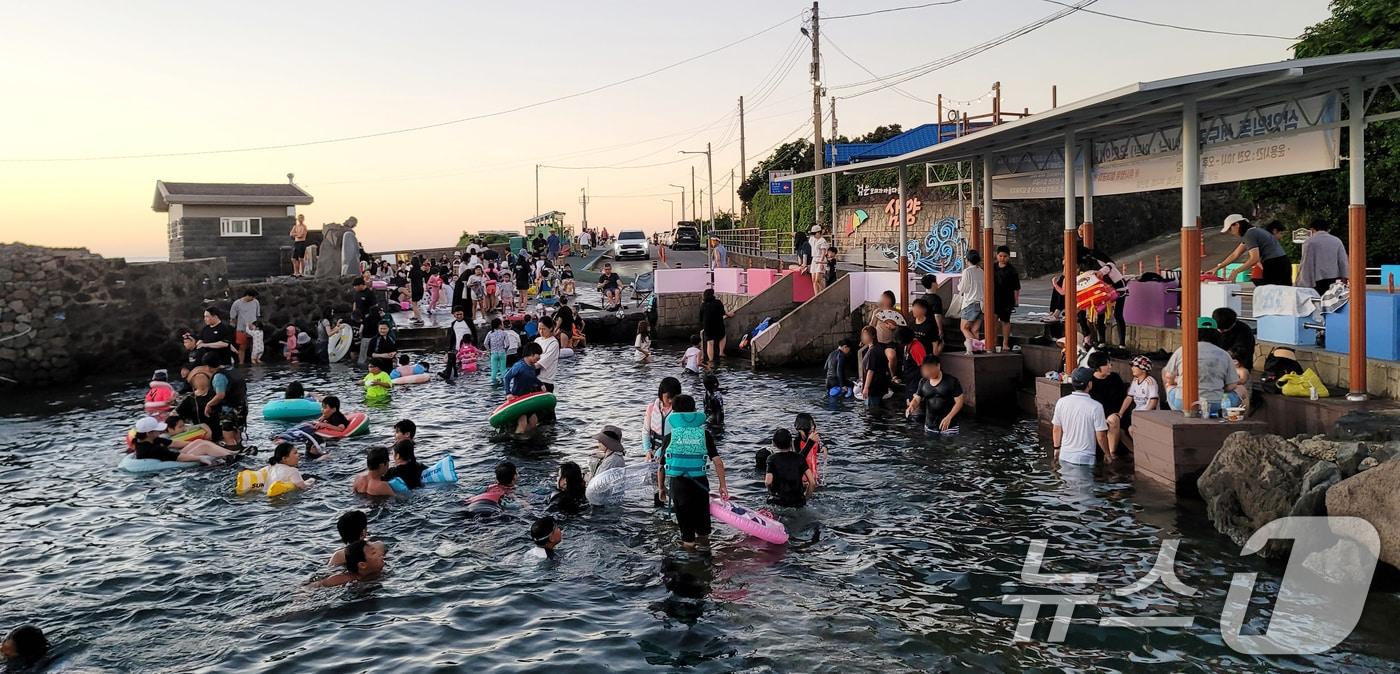 연일 폭염과 열대야가 반복되고 있는 31일 오후 제주시 삼양동 용천수 노천탕인 샛도리물에서 도민들이 더위를 쫓고 있다. 2024.7.31/뉴스1 ⓒ News1 오현지 기자
