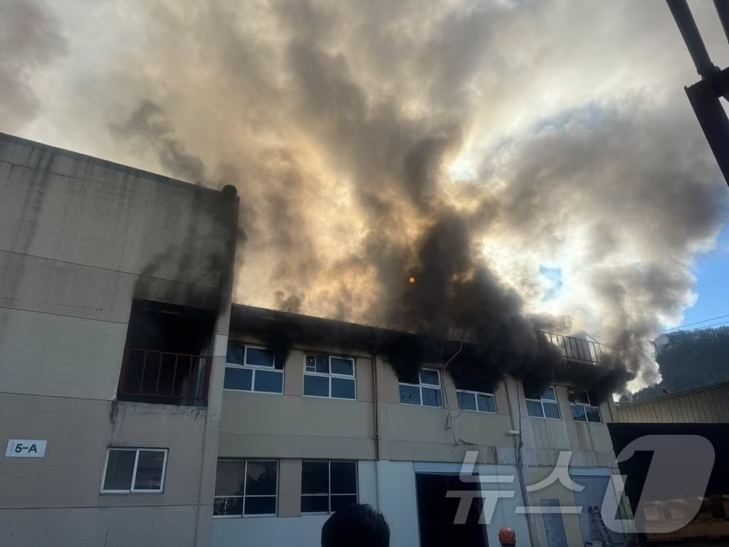 본문 이미지 - 1일 오전 부산 금정구 화학물질 제조 공장 화재 현장.(부산소방재난본부 제공)