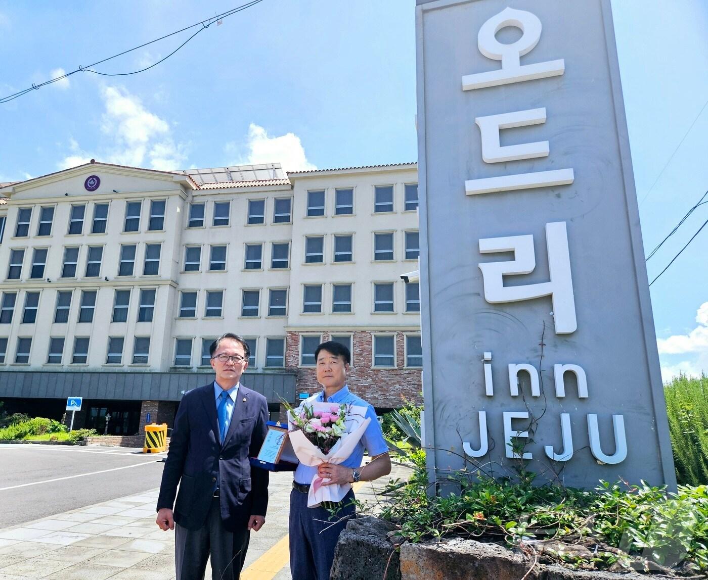 본문 이미지 - 고승철 제주관광공사장(왼쪽)과 고득영 오드리 인 제주호텔 총지배인이 7월31일 제주시 이호1동에 있는 오드리 인 제주호텔(Odri Inn Jeju) 앞에서 기념 촬영을 하고 있다.(제주관광공사 제공)