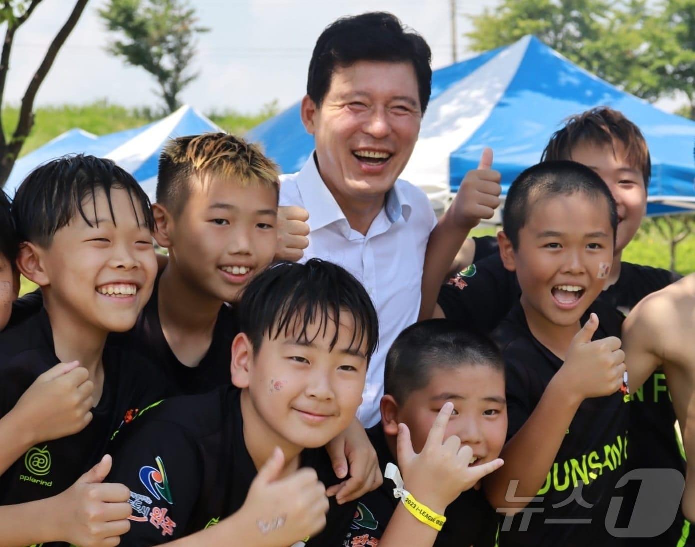 본문 이미지 - 국민의힘 구자근 의원이 지난해 구미서 열린 여름축구축제 선수들과 기념사진을 찍고 있다. (구자근 의원실 제공) 2024.8.1/뉴스1