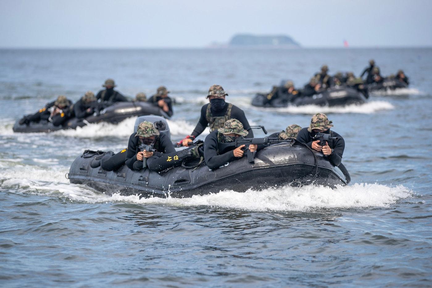 본문 이미지 - 육군 특수전사령부 예하 귀성부대의 특전대원들이 고속 고무보트를 활용해 해상침투하고 있다.(육군 제공)