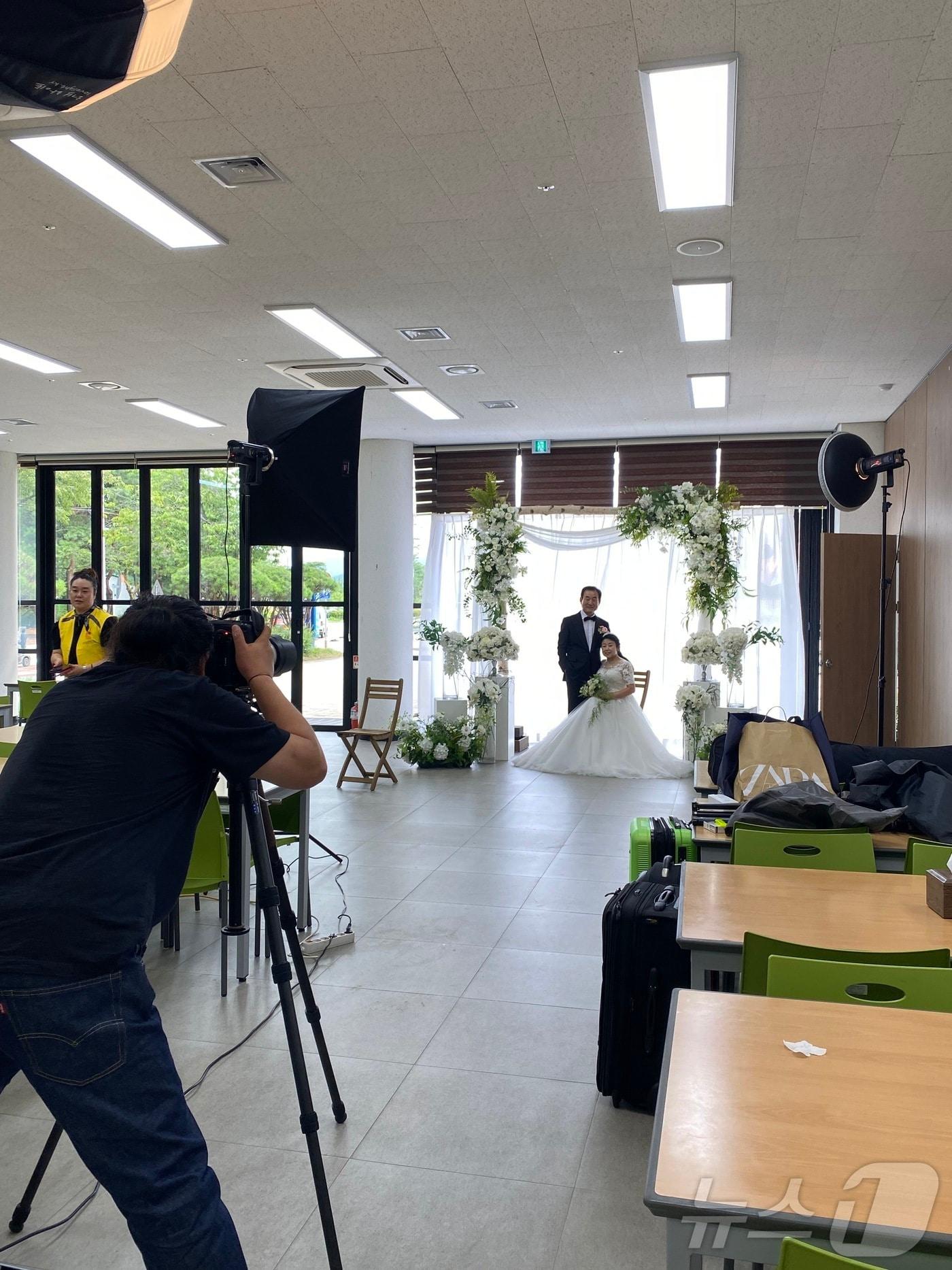 본문 이미지 - 전북자치도 임실군 노인종합복지관이 노인부부들을 대상으로 리마인드 웨딩 촬영을 진행하고 있다.(임실군제공)2024.8.1/뉴스1