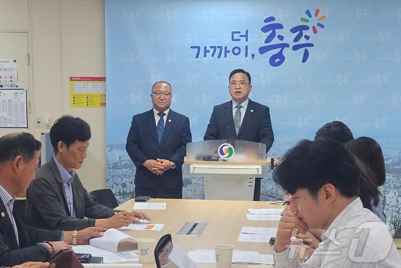 본문 이미지 -  1일 충북 충주시의회 전현직 의장인 박해수 의원과 김낙우 의원이 충주시청에서 기자회견을 열어 국민의힘 의원들이 거짓말을 하고 있다며 경찰 고발 등 강경 대응을 예고하고 있다.2024.8.1/뉴스1